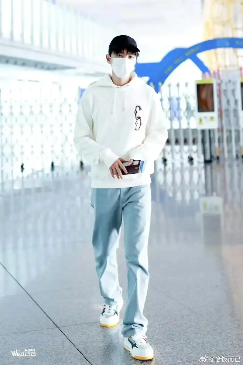 王俊凯出发巴黎时装周 #王俊凯机场生图  白色卫衣77牛仔裤 - 兑趑