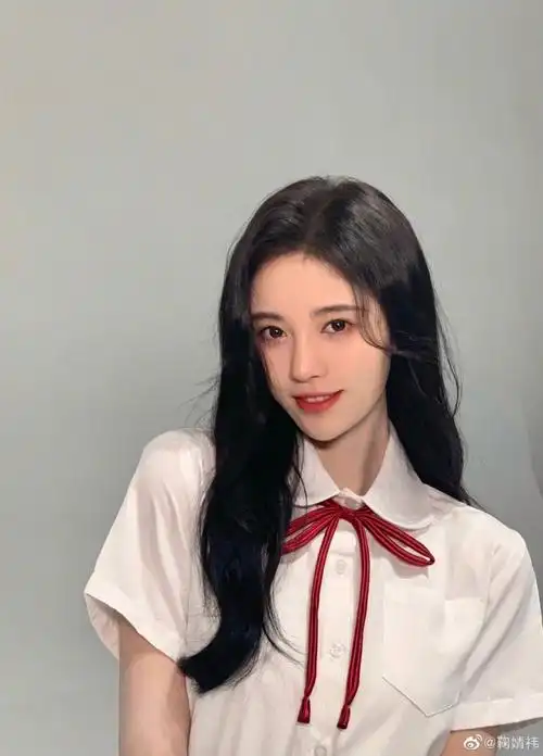 鞠婧祎现代装学姐白褶裙