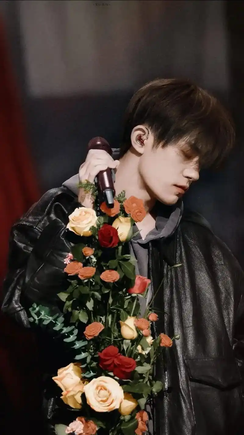 易烊千玺#只有照片能记录这份珍贵 #记得微笑努力活成自己喜 - 抖音