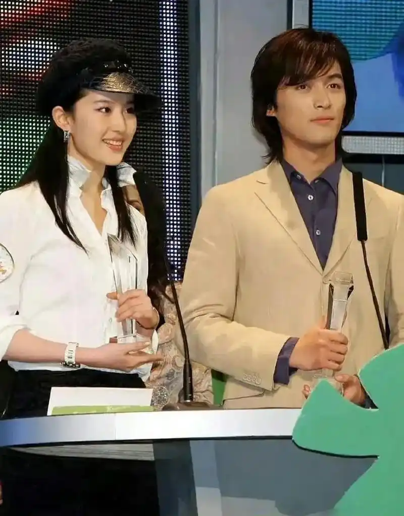 曾经合作过《仙剑奇侠传》的刘亦菲和胡歌,年轻时的他们颜值超高,如同