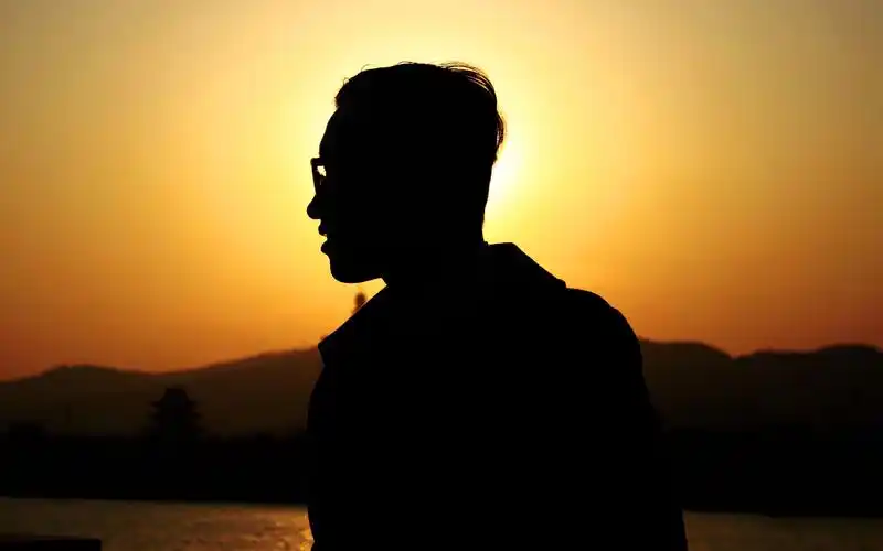 夕阳下一个人看海的孤独背影