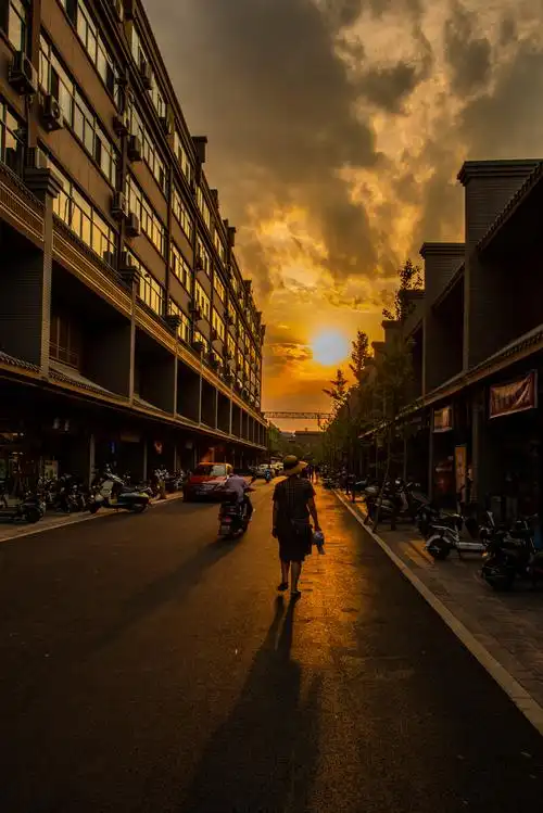 黄昏城市漫步者