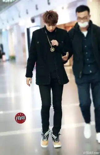 黄子韬机场当众晕倒紧急送医 全身瘫软脸色惨白