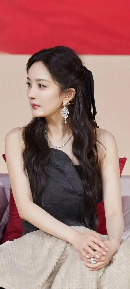 美女系列壁纸第677期,我们为大家带来了魅力四溢的杨幂.