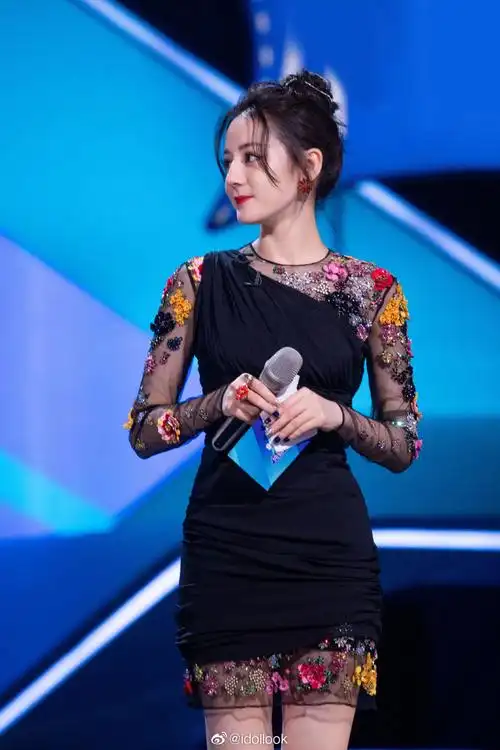 迪丽热巴创造营舞台造型,身穿两件套黑纱花丛裙