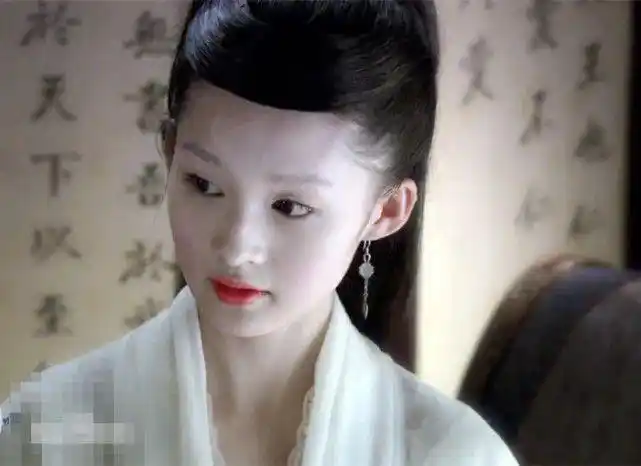 说到女神李沁让人喜欢的角色太多,刚刚出道时出演的《红楼梦》之中的