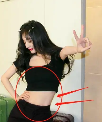 杨幂的私照彻底火了,当她穿上紧身露脐装,这腹肌过于明显了!