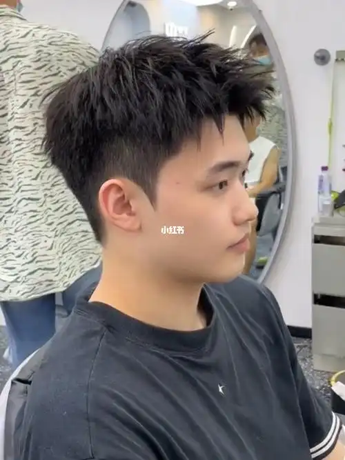 摩根前刺烫发男生短发推荐清爽干净帅气