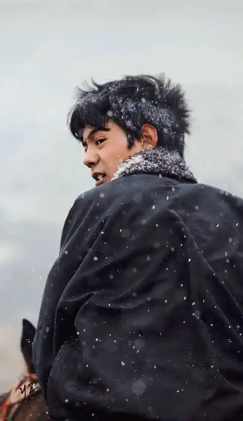 原创丁真时尚芭莎大片曝光原汁原味兼具淳朴与野性黄子韬都赞叹