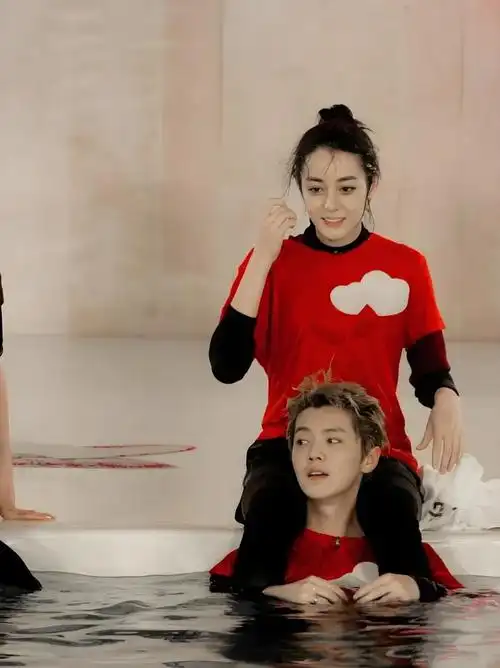 鹿晗热巴8年前跑男路透曝光,镜头下陆地夫妇的暧昧瞬间,实在是太甜了