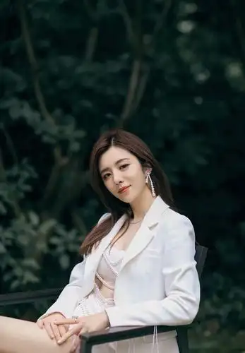 王晓晨穿白色套装穿出时尚潮流新高度