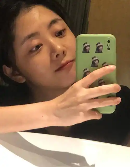 谭松韵自曝素颜照,谭松韵:给你们个机会,得到我的素颜_状态_美女_星子