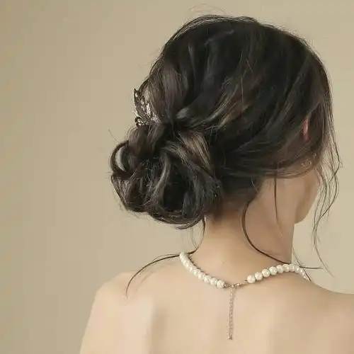 新娘发型不同的盘发打造不一样的气质凸显出新娘的优雅迷人气质