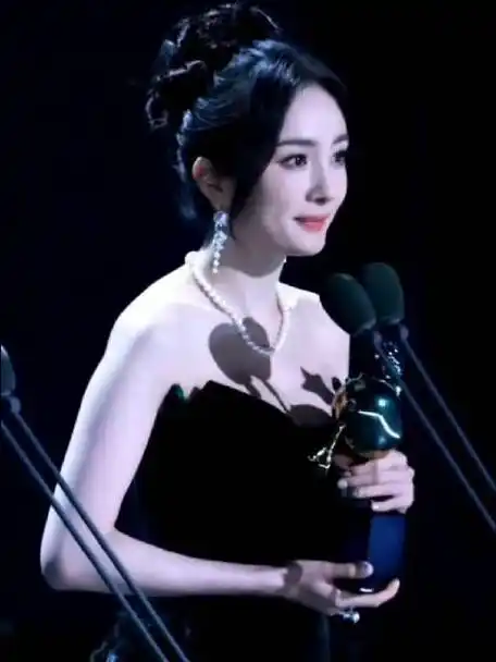 尖叫之夜红毯:杨幂荣获观众瞩目女演员奖