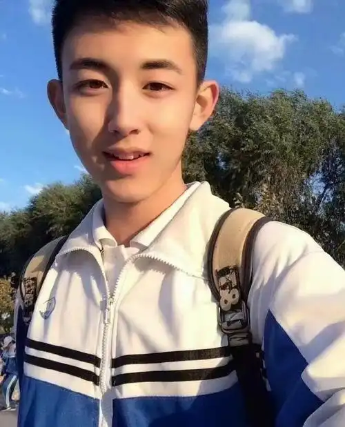 郭俊辰可以把校服焊身上吗##郭俊辰16岁校服照好青涩