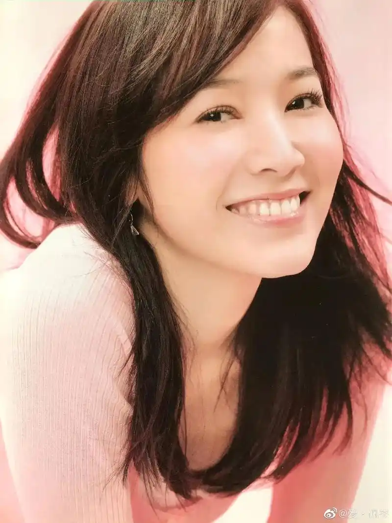 侯佩岑 侯主播笑起来好美 #笑容最治愈的女孩 - 抖音