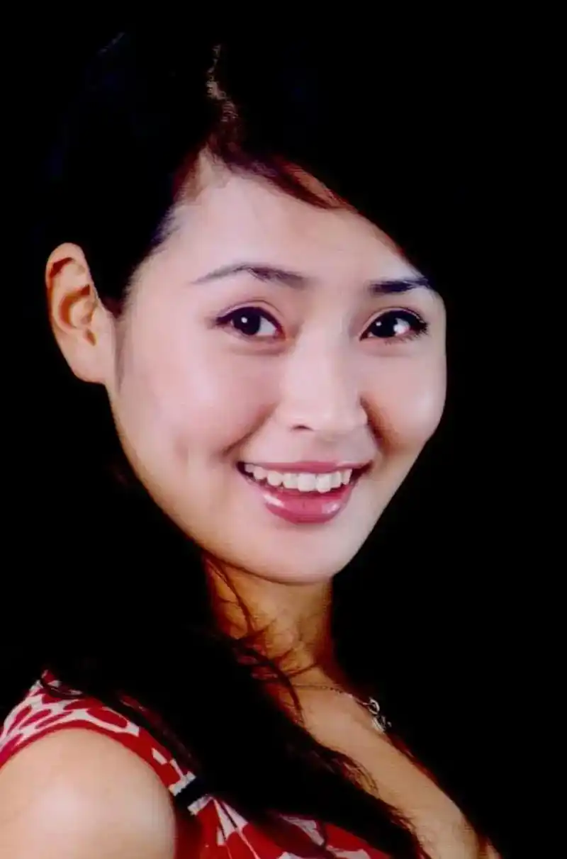 每日一星(1001):演员于明加,1982年10月16日出生 - 抖音