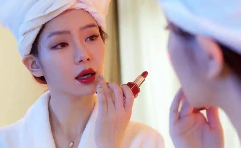 戚薇为了证明自己很瘦,就拿lucky的裙子当上衣穿,这腰我服了_王思聪