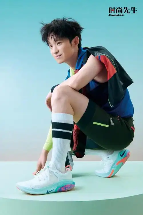 董子健元气运动装少年感满满 解锁运动玩家的多样魅力