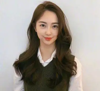 分享到  头发少的女生更适合梳大卷烫发发型,将栗色偏梳中长发向外