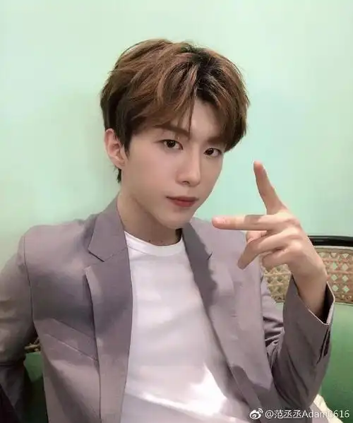 范丞丞腊八节晒照送福利 手势帅气十足又酷又潮