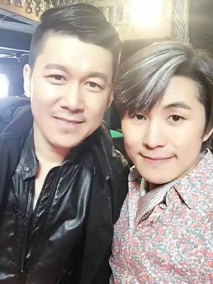 晒一晒和我家高进大哥合影,还是部分合作. 来自小星爷张世玉 - 微博