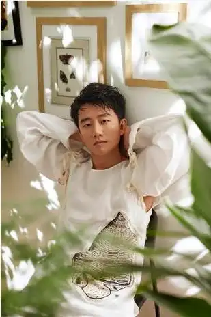 黄轩搂着一名长相清纯甜美的年轻女孩从饭店出来低调恋情曝光