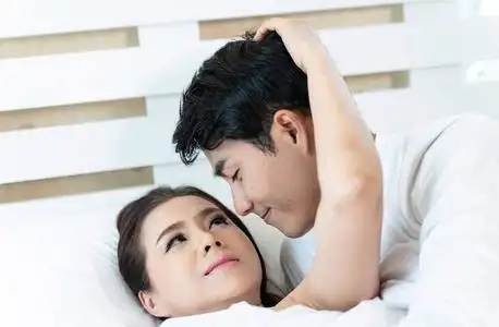 依偎的情侣幸福的情侣依偎在家里的床上照片