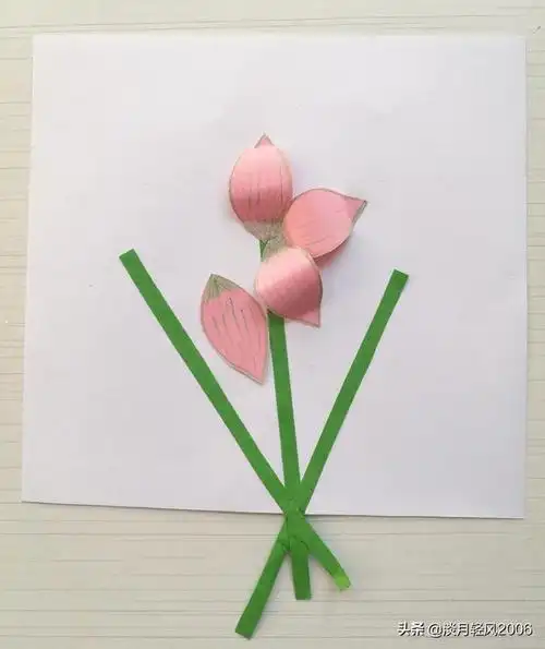 一朵花粘好了,如下图所示用相同的方法把另外两朵花也粘贴好,见下图