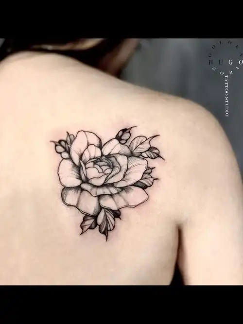 后背小素花纹身