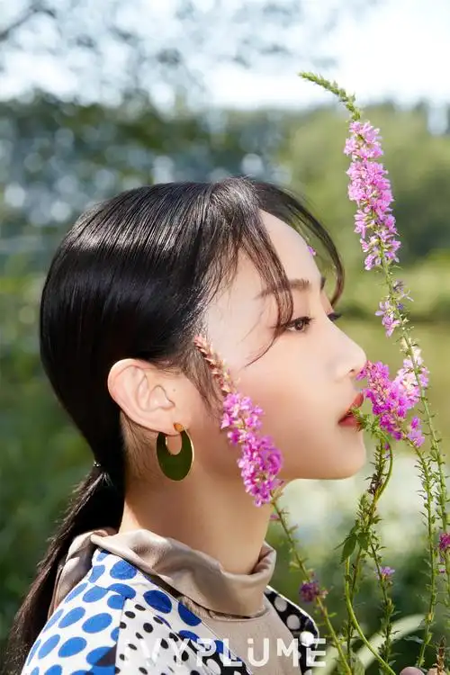 吴佳怡最新写真发布 纯粹气质诠释欧式复古