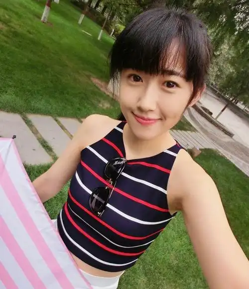 摄影:人民大学清纯校花康逸琨素颜实拍,真漂亮|康逸琨|人民大学|校花_