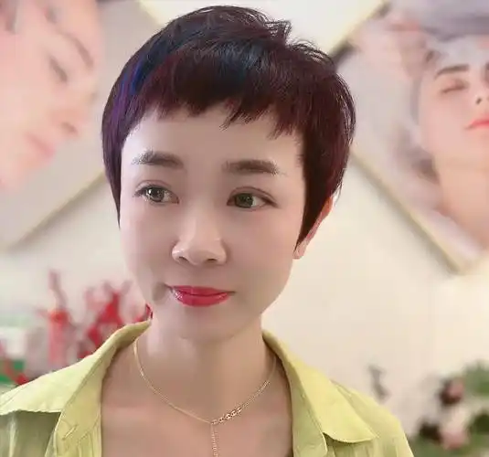 狗啃短发很考验五官和气质,适合发际线适中,圆脸的女生.