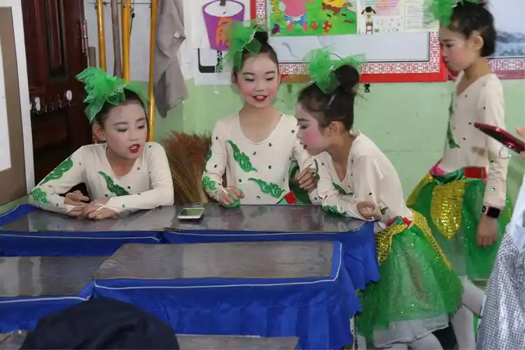 解一小学三四班六一演出幕后花絮