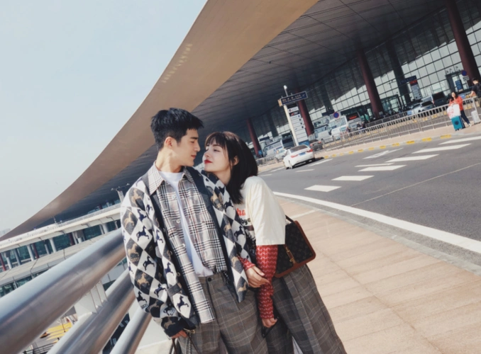 麦迪娜姜潮穿情侣裤现身机场,身高相差13cm,腰线位置却亮了