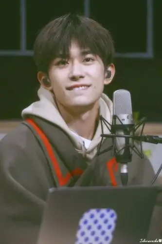 易烊千玺·朋友请听好 "你是温柔本身,你是我的人间最宝贝." cr.