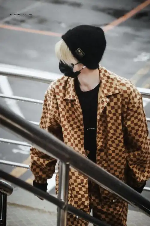 蔡徐坤棋盘格套装机场造型