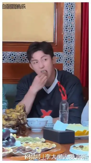 黄景瑜吃水果被酸到手舞足蹈,网友评论隔着屏幕都被酸到了.