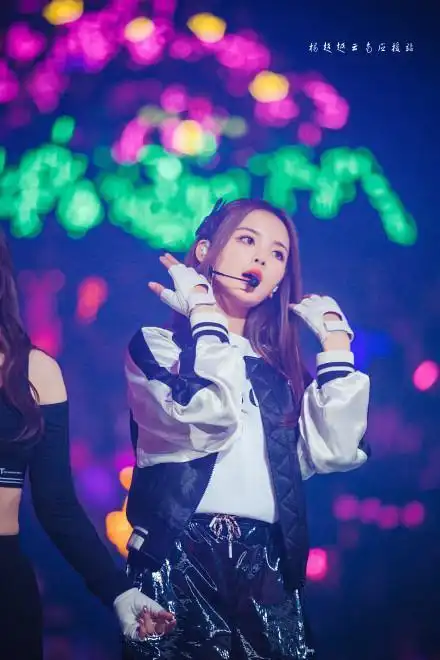 杨超越被王源邀请唱歌还嫌跑调,被王源拍的这么好看说好的算账呢