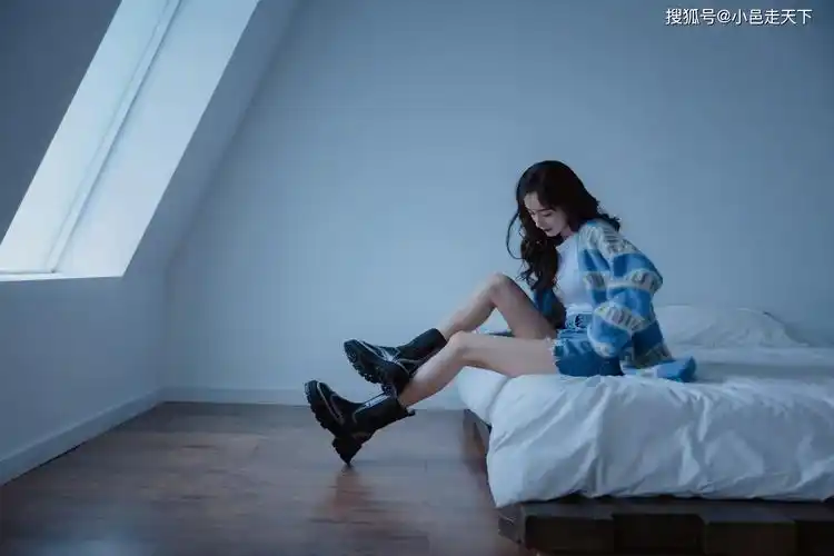 杨幂牛仔超短裤大长腿性感写真