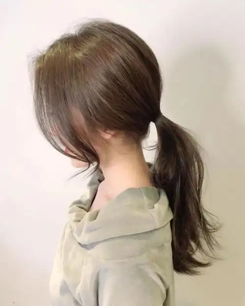 一些简单的编发,会让马尾变得更加俏皮.5.还可以选择一些时尚的单品来