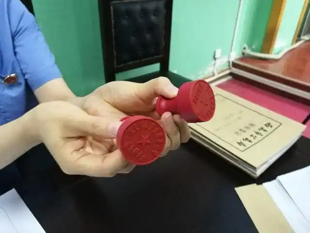 伪造公司印章被发现有什么后果一女子为参加考试伪造被拘留