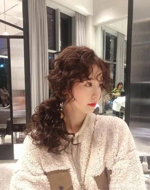 2021新年发型别乱剪,16款洋气烫发送给你,蓬松瘦脸又百变