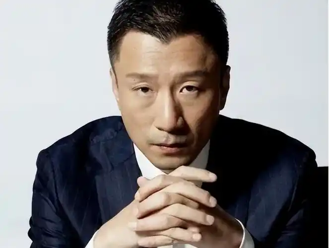 导演赵宝刚30岁之前不恋爱与老婆认识4个月闪婚36年零绯闻