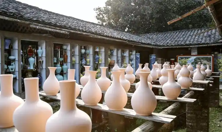 3集的篇幅里,这部剧巧妙地把瓷都2000多年的冶陶史,1000多年的官窑史