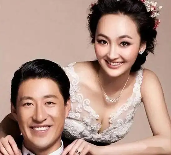 当时于震的形象非常英俊,并且身高一米八多,方柏霓在于震的猛烈追求下