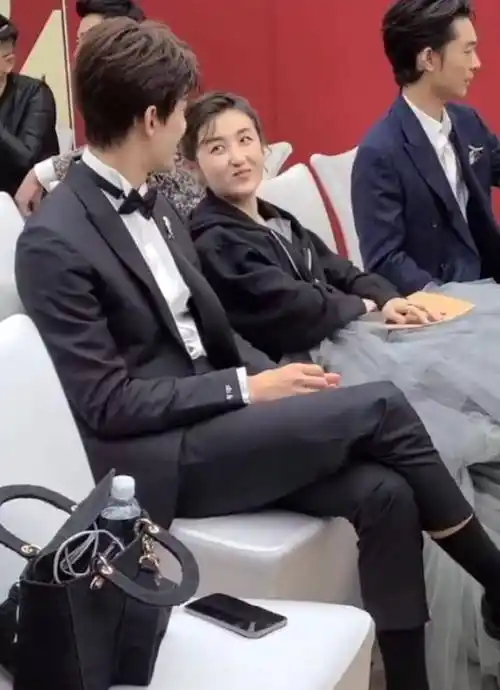 吴磊身高182,张子枫160,两人坐下聊天,谁注意吴磊下意识举动?