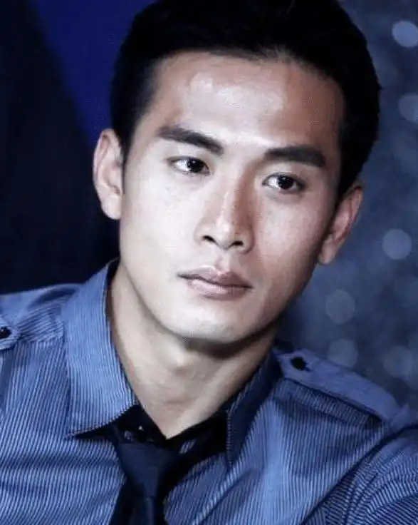 他在新加坡大红大紫,却不肯放弃中国国籍,最终选择回国跑龙套!