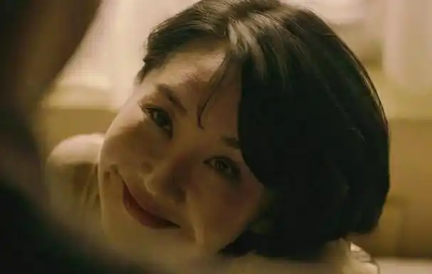 倪妮的香肩,许晴的梨涡,李小冉的美胸,这些中年成熟女星迷死人