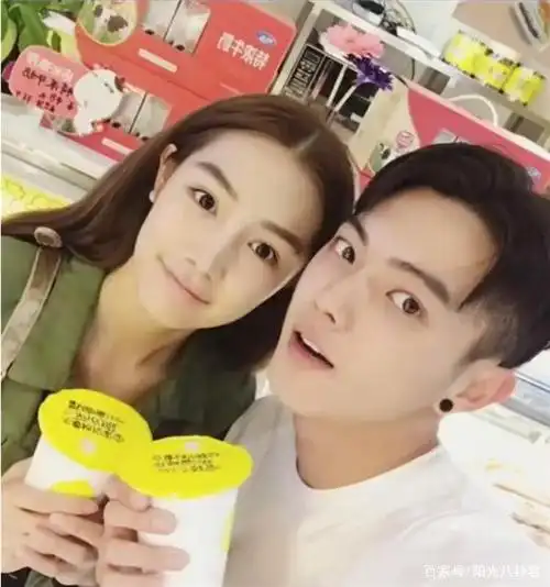 许凯与前女友亲密照曝光,两人合体开直播,当着观众的面秀恩爱